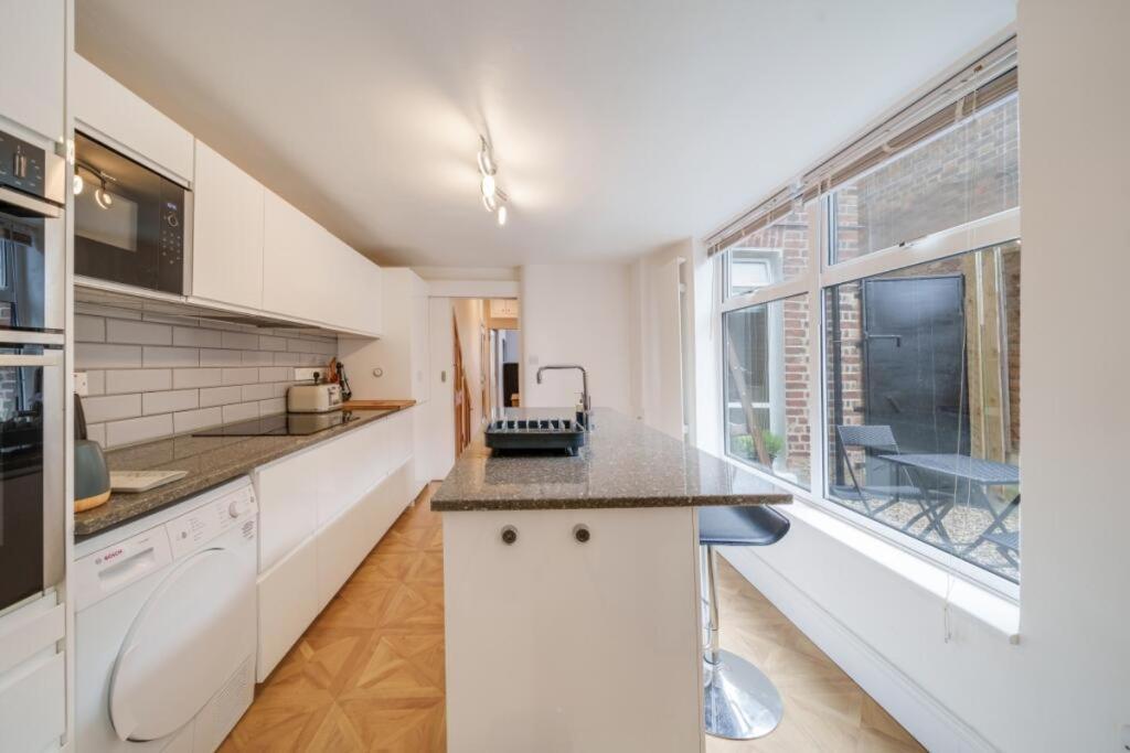 Large Two Bedroom Londra