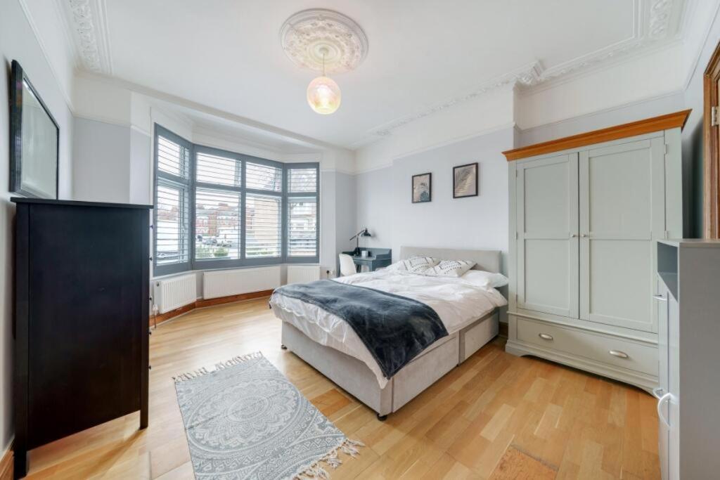 Large Two Bedroom Apartament Londra