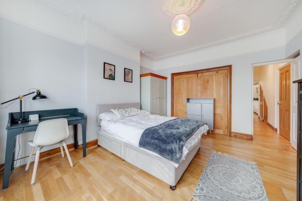 Large Two Bedroom * Londra